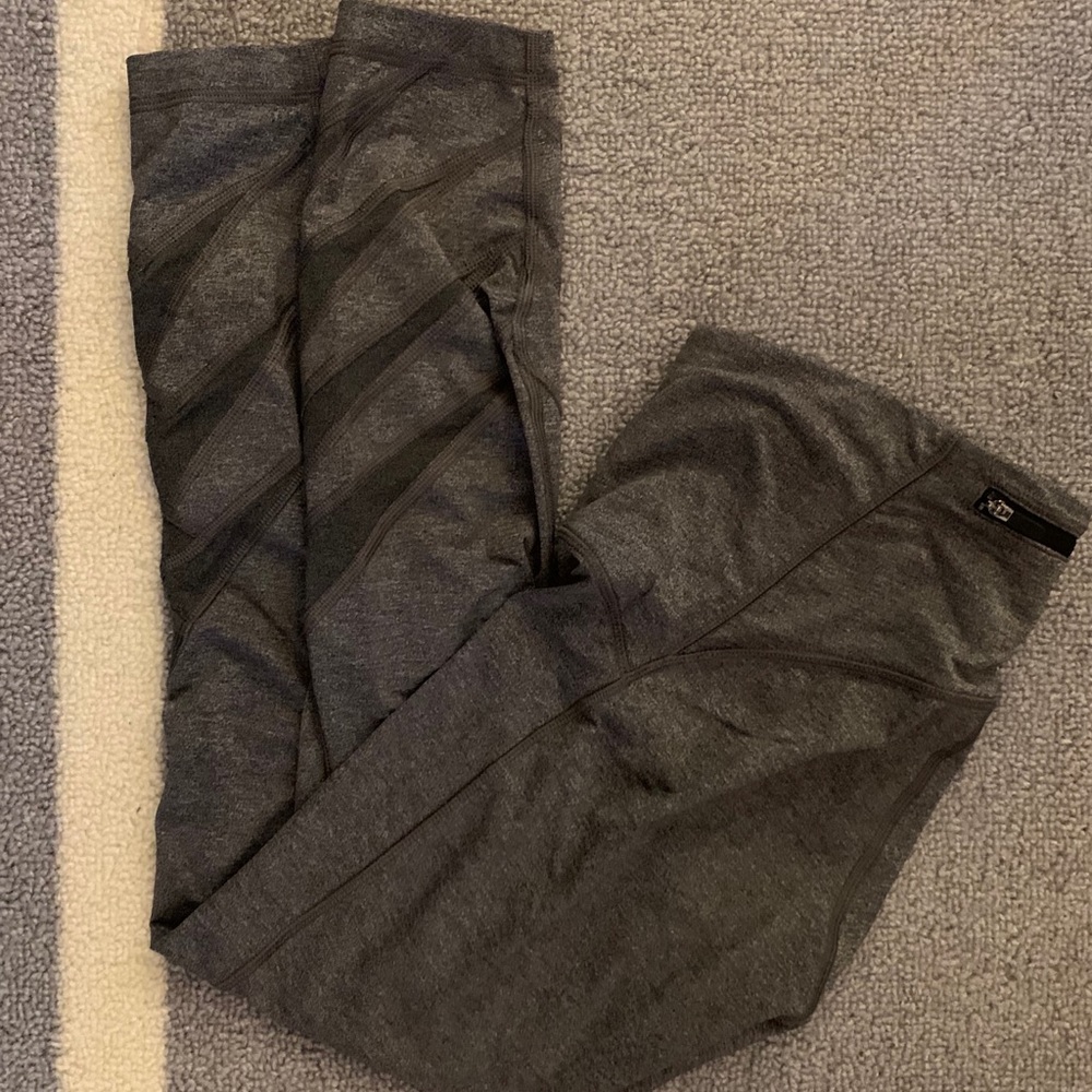 Lululemon grey 7/8 legging with leg detail!